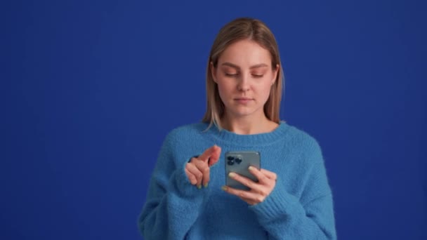 Mulher Positiva Vestindo Camisola Azul Folheando Fita Por Telefone Estúdio — Vídeo de Stock