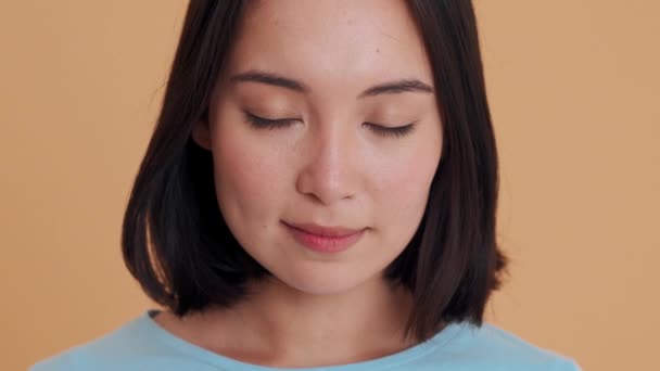 Wanita Ceria Dengan Shirt Biru Melihat Kamera Studio Krem — Stok Video