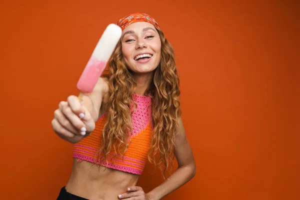 Giovane Donna Zenzero Bandana Sorridente Mentre Mostra Gelato Isolato Sulla — Foto Stock