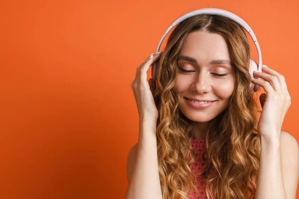 Jeune Femme Rousse Souriant Écoutant Musique Avec Des Écouteurs Isolés — Photo