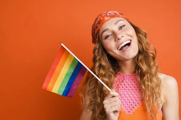 Jonge Gember Vrouw Bandana Glimlachen Terwijl Poseren Met Regenboog Vlag — Stockfoto