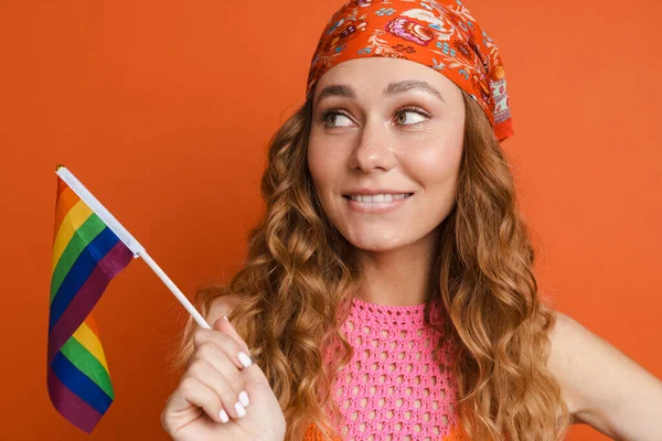 Joven Pelirroja Bandana Sonriendo Mientras Posa Con Bandera Del Arco — Foto de Stock