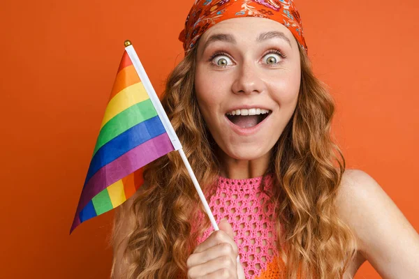 Mujer Jengibre Joven Que Expresa Sorpresa Mientras Posa Con Bandera — Foto de Stock