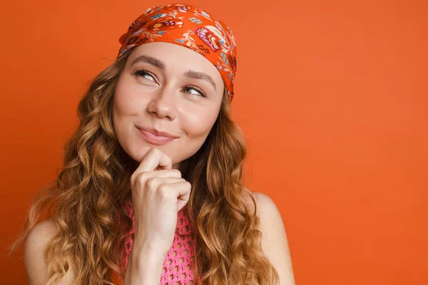 Giovane Donna Zenzero Indossa Bandana Sorridente Guardando Parte Isolato Sopra — Foto Stock