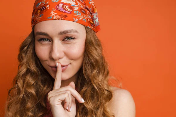 Jonge Gember Vrouw Draagt Bandana Toont Stilte Gebaar Geïsoleerd Oranje — Stockfoto