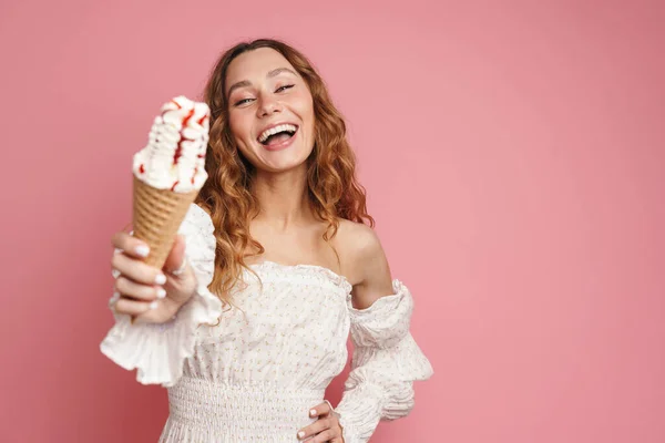 Ung Ingefærkvinne Kjole Ler Viser Iskrem Isolert Rosa Vegg – stockfoto