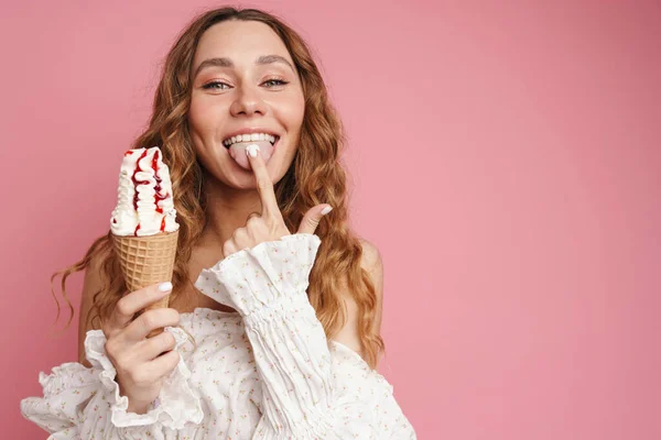 Giovane Donna Zenzero Abito Sorridente Mentre Mangia Gelato Isolato Parete — Foto Stock