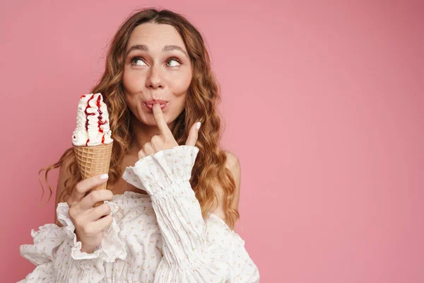 Ung Ingefærkvinne Som Slikker Seg Fingeren Mens Hun Spiser Iskrem – stockfoto