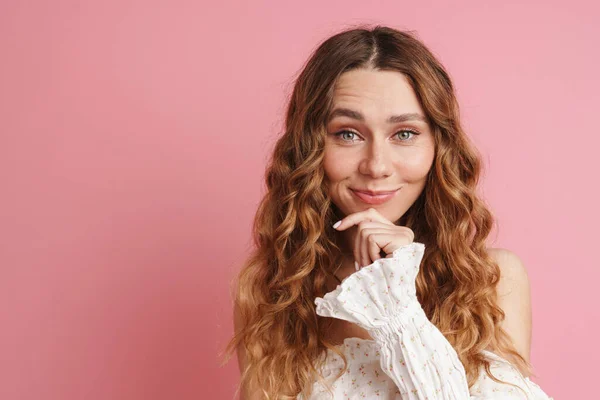 Joven Mujer Jengibre Vestido Sonriendo Mirando Cámara Aislada Sobre Pared — Foto de Stock