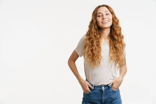 Jovem Mulher Gengibre Vestindo Camiseta Sorrindo Olhando Para Câmera Isolada — Fotografia de Stock