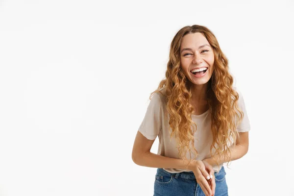 Jonge Gember Vrouw Draagt Shirt Lachen Kijken Naar Camera Geïsoleerd — Stockfoto