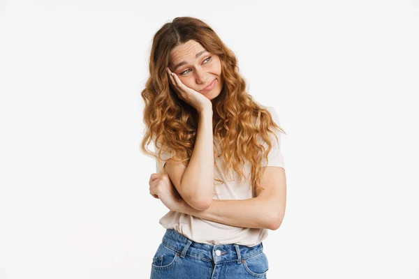 Jeune Femme Rousse Shirt Fronçant Les Sourcils Tout Soutenant Tête — Photo