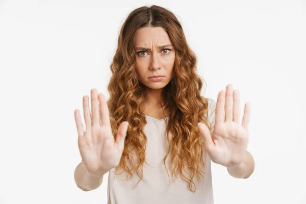 Junge Ingwerfrau Runzelt Die Stirn Während Sie Stopp Geste Über — Stockfoto