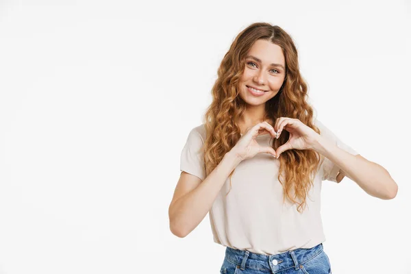 Tişörtlü Genç Kızıl Kadın Gülümsüyor Kalp Hareketi Gösteriyor Beyaz Duvarın — Stok fotoğraf