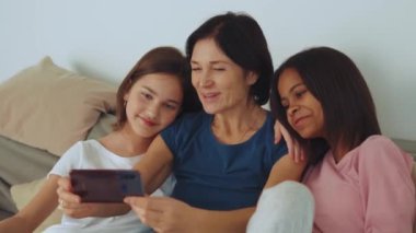 Yakışıklı, çok ırklı bir aile evde selfie çekiyor.