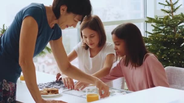 Sorrindo Família Multiétnica Fazer Quebra Cabeças Casa — Vídeo de Stock