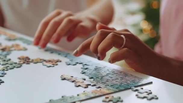 女人的手在家里做拼图游戏 — 图库视频影像