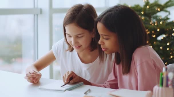 Duas Irmãs Multiétnicas Positivas Lendo Algo Bloco Notas Casa — Vídeo de Stock