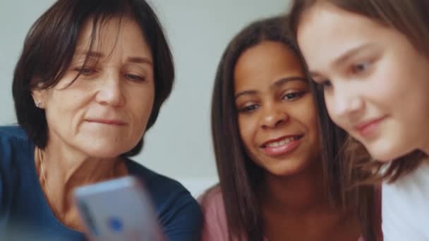 Çok Irklı Ailelerin Yatakta Telefonda Bir Şeyler Izlemesine Gülüyorum — Stok video