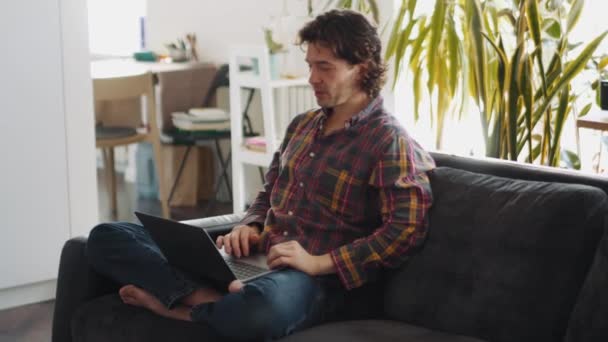 Homem Adulto Feliz Uma Camisa Xadrez Trabalhando Laptop Falando Casa — Vídeo de Stock