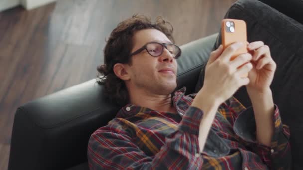 Hombre Adulto Positivo Una Camisa Cuadros Escribiendo Por Teléfono Hablando — Vídeos de Stock