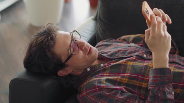 Homme Adulte Fatigué Dans Une Chemise Carreaux Tapant Par Téléphone — Video