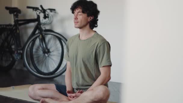 Homem Calmo Sentado Posição Lótus Casa — Vídeo de Stock