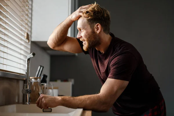 Attraktiver Glücklicher Junger Mann Der Der Spüle Steht Und Aus — Stockfoto