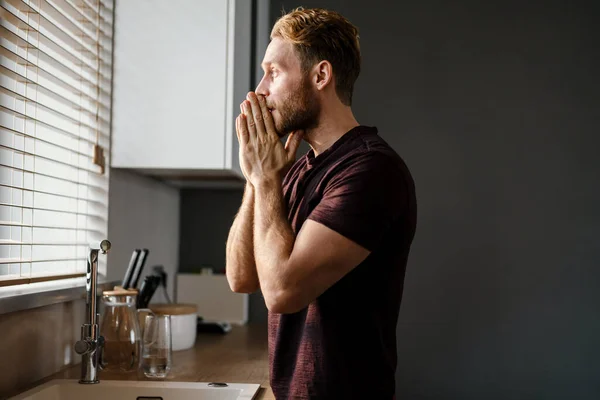 Atractivo Joven Mirando Por Ventana Mientras Está Pie Fregadero Cocina — Foto de Stock