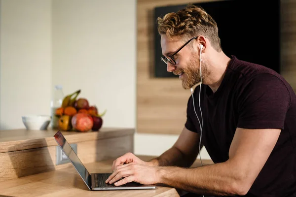 Mladý Atraktivní Muž Pracuje Dálku Zvedání Setkání Notebooku Zatímco Sobě — Stock fotografie