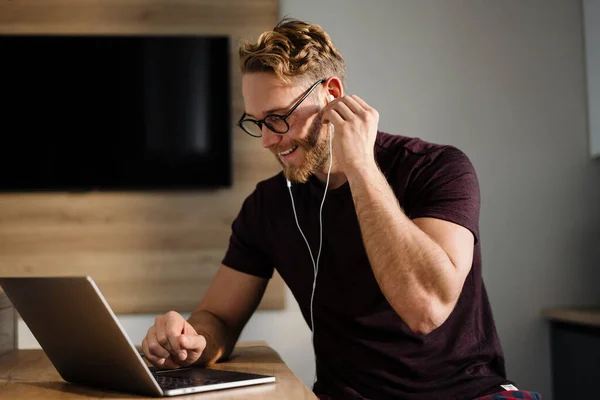 Young Attractive Man Working Remotely Heaving Meeting Laptop While Wearing — Stock Photo, Image