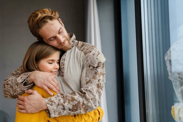 Feliz Militar Sorrindo Enquanto Abraça Sua Filha Suas Mãos Dentro — Fotografia de Stock