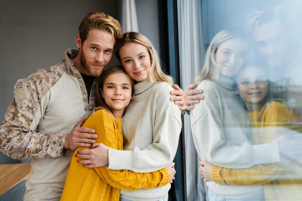 Bonito Feliz Jovem Família Abraçando Sorrindo Dentro Casa — Fotografia de Stock