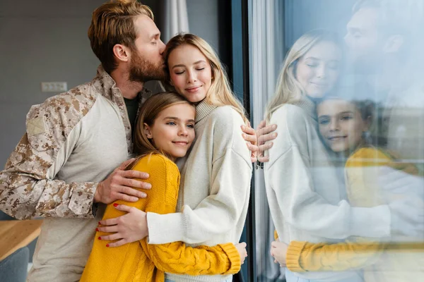Bonito Feliz Jovem Família Abraçando Beijando Dentro Casa — Fotografia de Stock