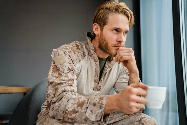 Masculino Confiado Militar Uniforme Sentado Bebiendo Café Interior — Foto de Stock