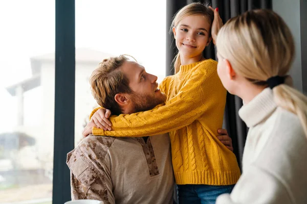 Mooi Gelukkig Familie Glimlachen Praten Terwijl Knuffelen Thuis — Stockfoto