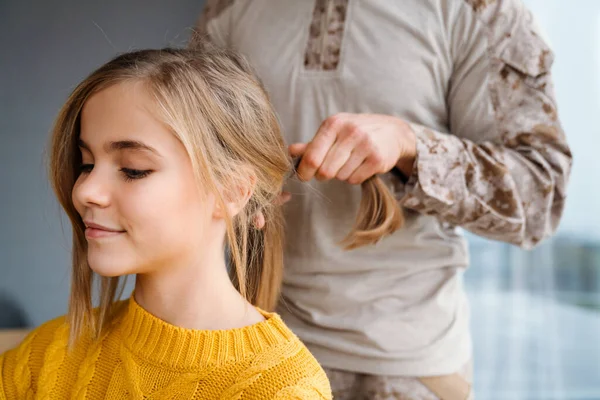 Erkeksi Asker Evinde Gülümseyen Kızının Saçını Yapıyor — Stok fotoğraf