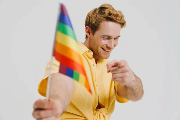 Joven Jengibre Mostrando Bandera Del Arco Iris Señalando Con Dedo —  Fotos de Stock