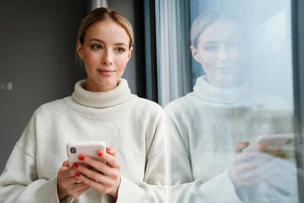 Mooie Kaukasische Vrouw Met Behulp Van Mobiele Telefoon Terwijl Leunend — Stockfoto