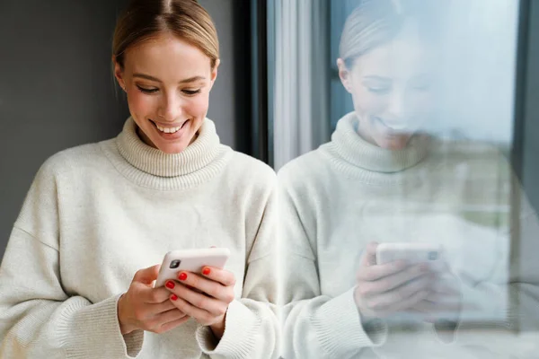 Mooie Glimlachende Vrouw Met Behulp Van Mobiele Telefoon Tijdens Het — Stockfoto