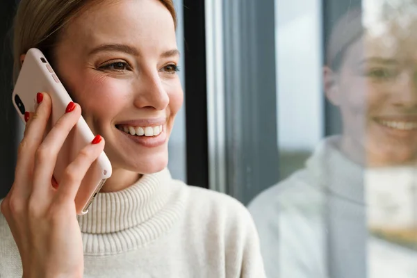 Schöne Lächelnde Frau Die Mit Dem Handy Telefoniert Während Sie — Stockfoto