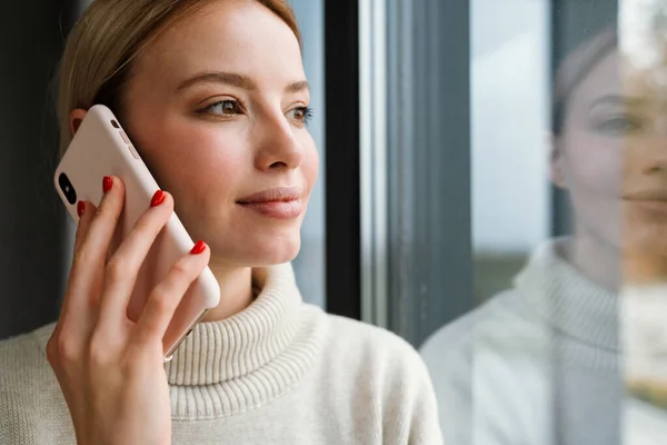 Mooie Tevreden Vrouw Praten Mobiele Telefoon Tijdens Het Leunen Raam — Stockfoto