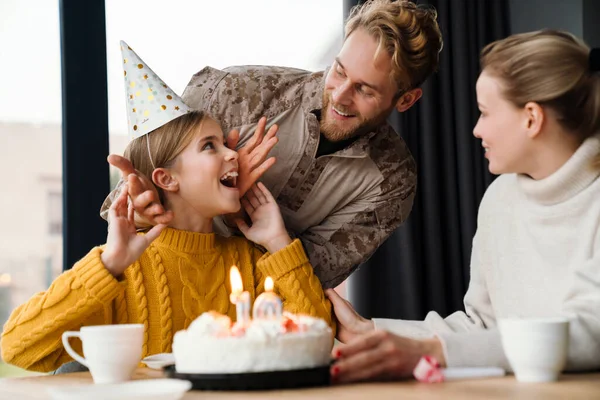 Schöne Glückliche Familie Feiert Geburtstag Der Tochter Hause — Stockfoto