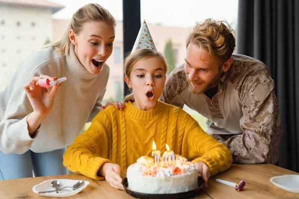 Família Feliz Bonita Rindo Celebrar Aniversário Filha Casa — Fotografia de Stock