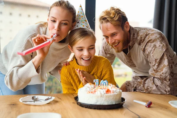 Hermosa Familia Feliz Riendo Mientras Celebra Cumpleaños Hija Casa —  Fotos de Stock