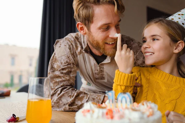 Belle Famille Caucasienne Joyeuse Célébrant Anniversaire Fille Maison — Photo