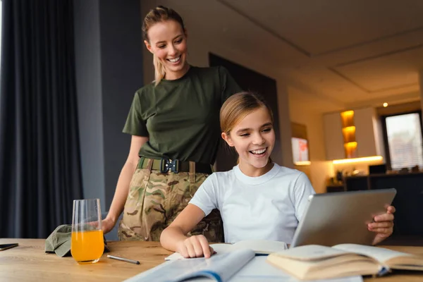 Gyönyörű Boldog Katonanő Aki Házi Feladatot Csinál Lányával Otthon — Stock Fotó