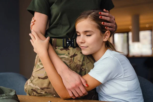 Hermosa Mujer Militar Abrazándose Con Hija Sonriente Casa — Foto de Stock