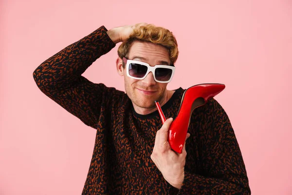 Joven Jengibre Con Gafas Sol Sonriendo Mientras Posa Con Talón —  Fotos de Stock