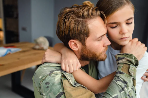 Masculino Triste Militar Homem Abraçando Ela Chateado Filha Dentro Casa — Fotografia de Stock
